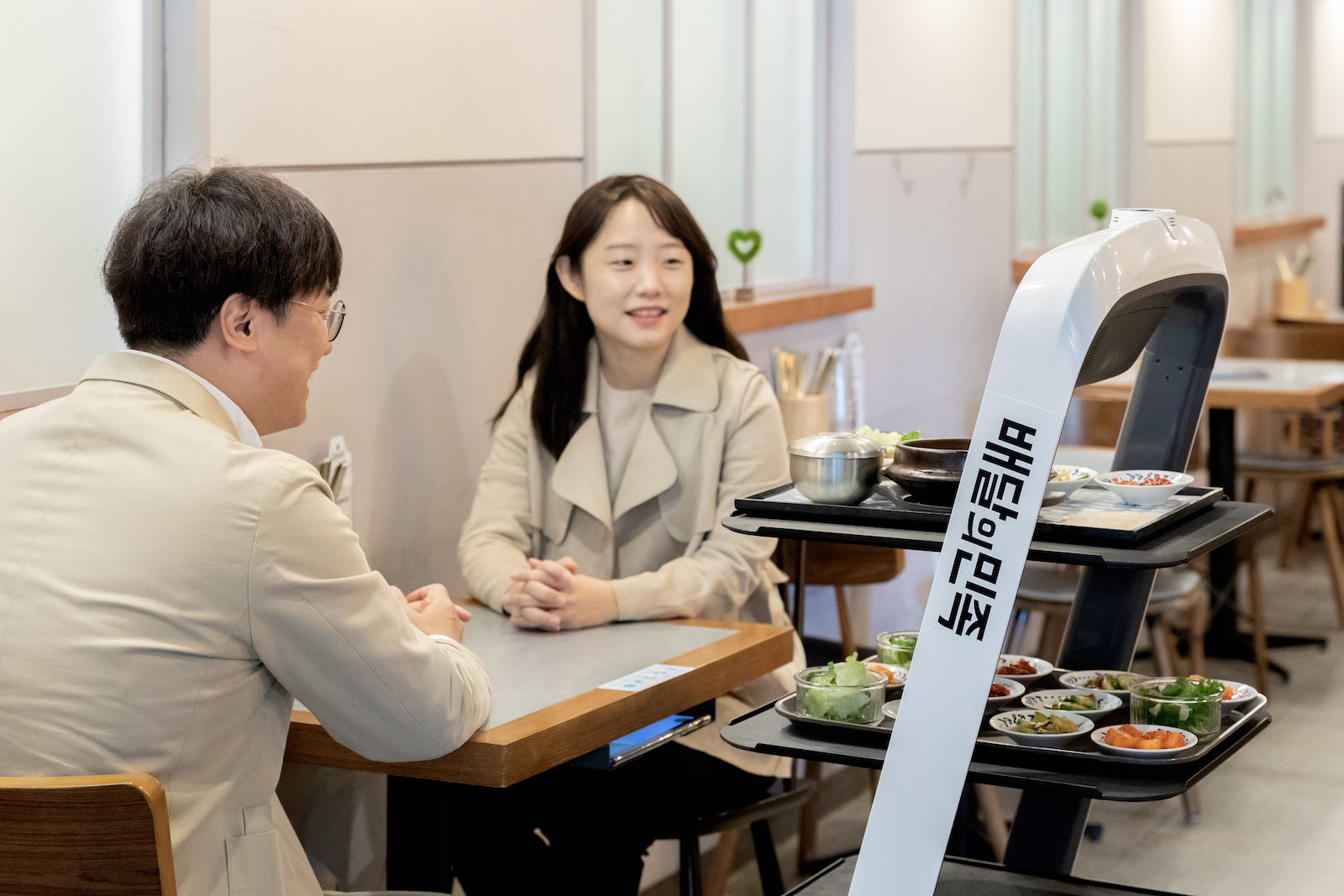 LG전자-우아한형제들, 자율주행 서비스 로봇 활용 실증 사업 1 20191104 baemin dilly - 와우테일
