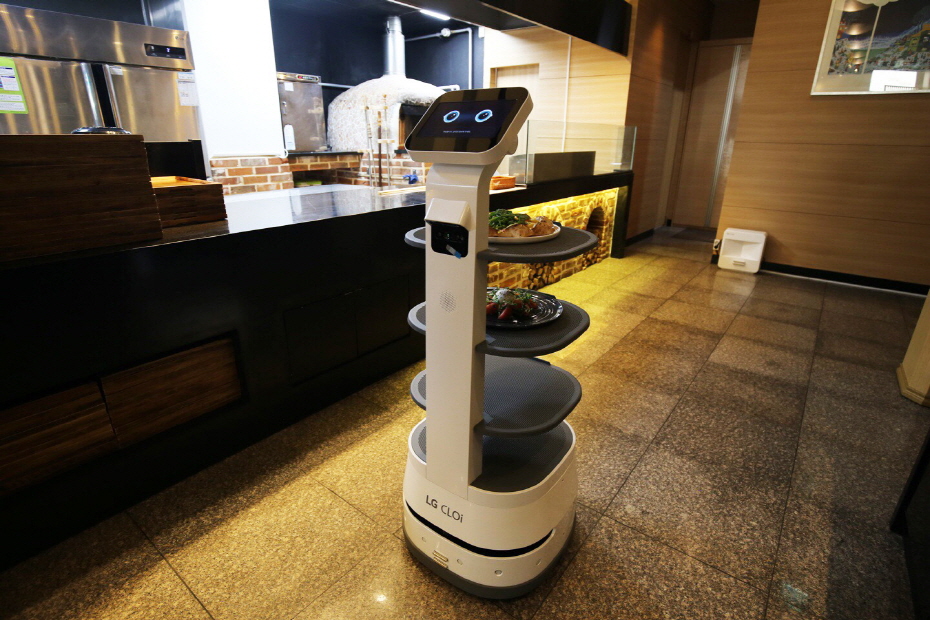 20201111 LG CLoi Servebot - 와우테일