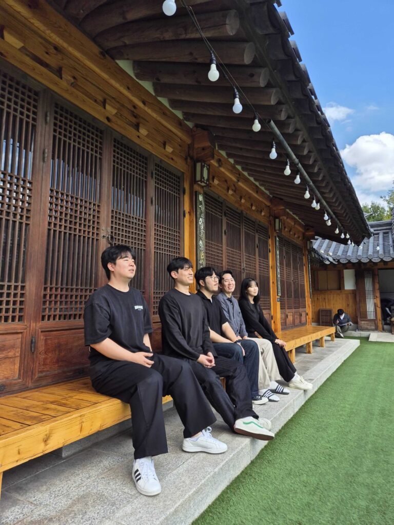2. 주프롬디 팀원 사진 - 와우테일