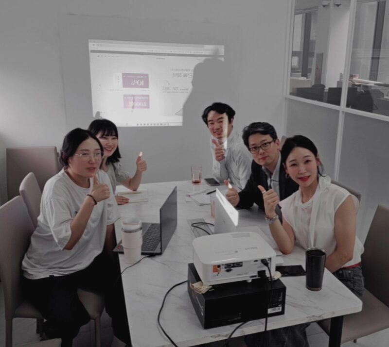 팀원 단체사진3 - 와우테일