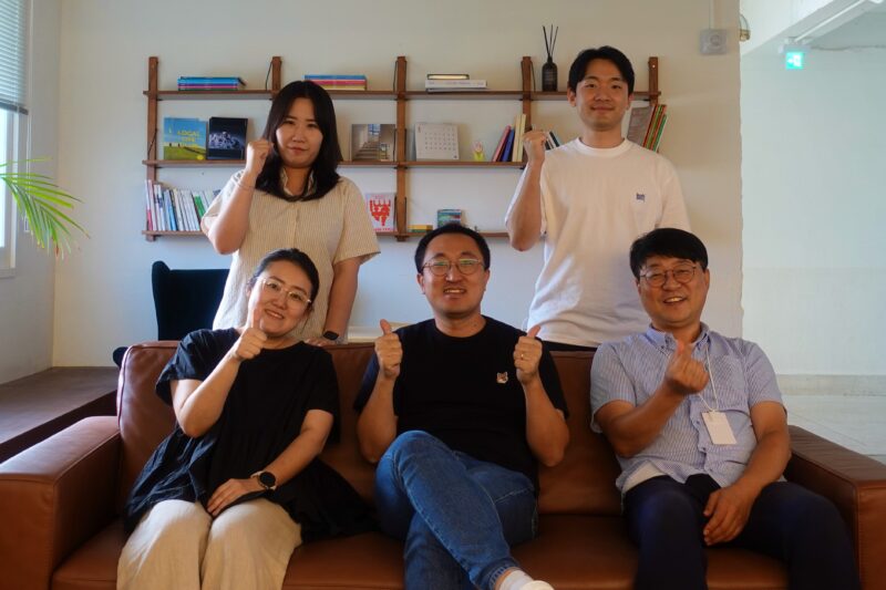 기사용 임직원 단체사진 - 와우테일