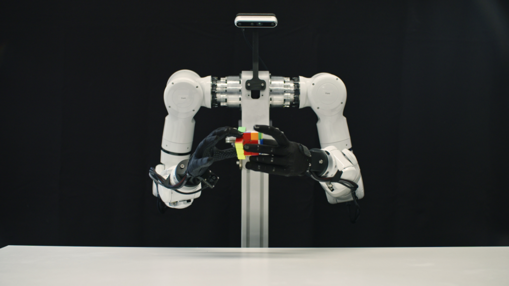 제네시스 AI, 'GENE-26.5' 공개… 인간 손 닮은 로봇으로 요리·실험·피아노 연주 1 Genesis AI Rubiks Cube Solve A Cam - 와우테일