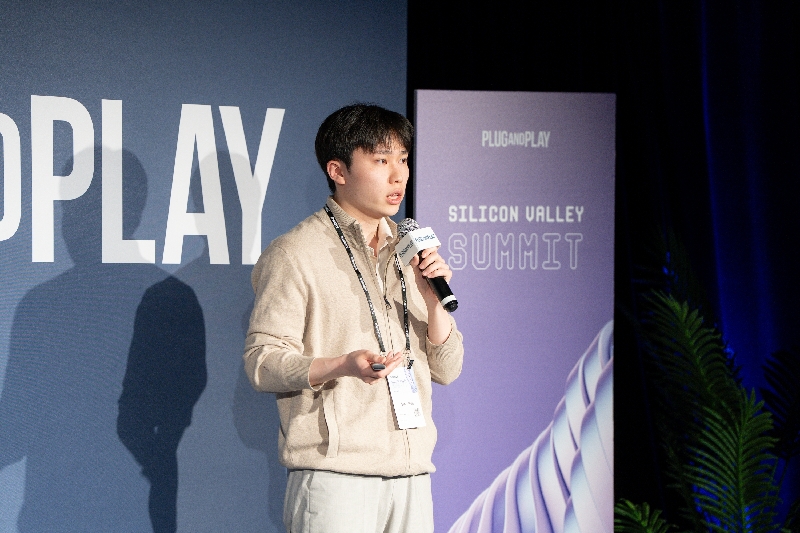 부산창경·부산시, 실리콘밸리 'PnP 써밋 2026' 개최 1 사본 Plug and Play Summit에서 IR 중인 크로스허브 - 와우테일