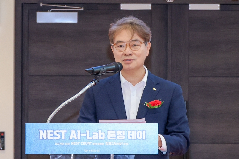 신보, AI 스타트업 전문 보육 공간 'NEST AI-Lab' 개소 1 사진2 NEST AI Lab 론칭 기념식에서 환영사를 전하고 있는 신보 강승준 이사장 - 와우테일