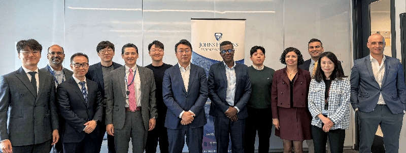 사진자료 휴이노 임직원과 미국 존스홉킨스 마츠시타 교수 연구진이 ‘환자 악화 조기 예측 AI 솔루션 공동 연구 협약식에서 기념사진을 촬영하고 있다. 사진휴이노 제공 - 와우테일