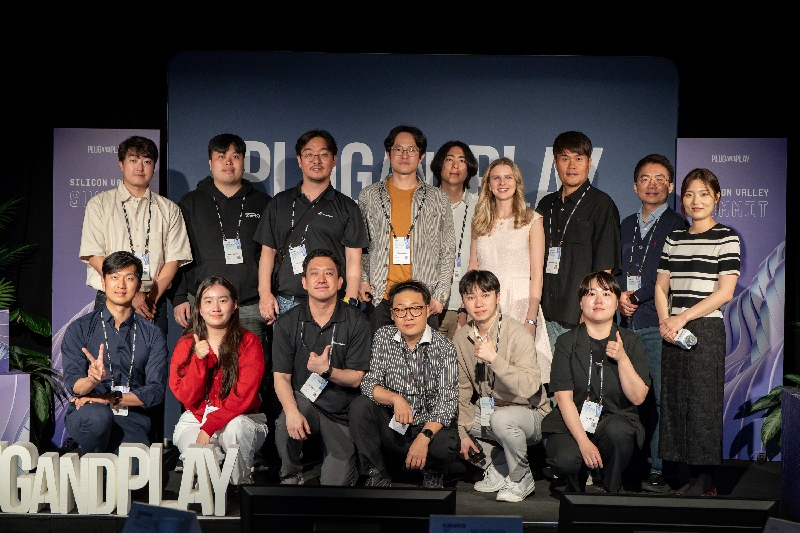 Plug and Play Summit 참가스타트업 및 PNP 관계자 단체사진 - 와우테일