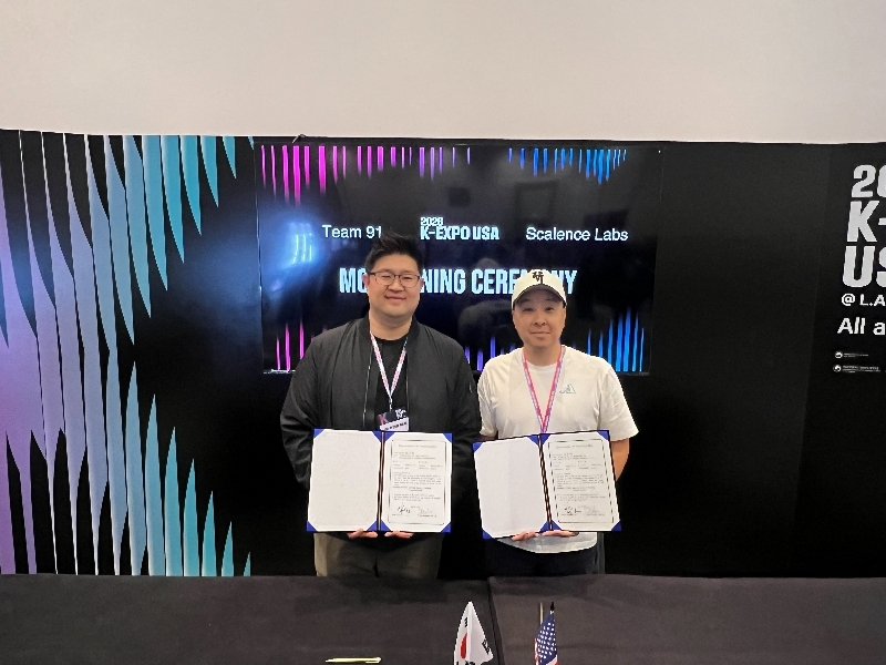 사진설명 주팀91TEAM91 남진현 실장과 스케일런스 랩스Scalence Labs Inc. Daniel Yi대표와 마케팅 전략 컨설팅 및 프로덕션 서비스 협업을 위한 업무협약MOU을 체결하고 기념촬영을 하고 있다 - 와우테일