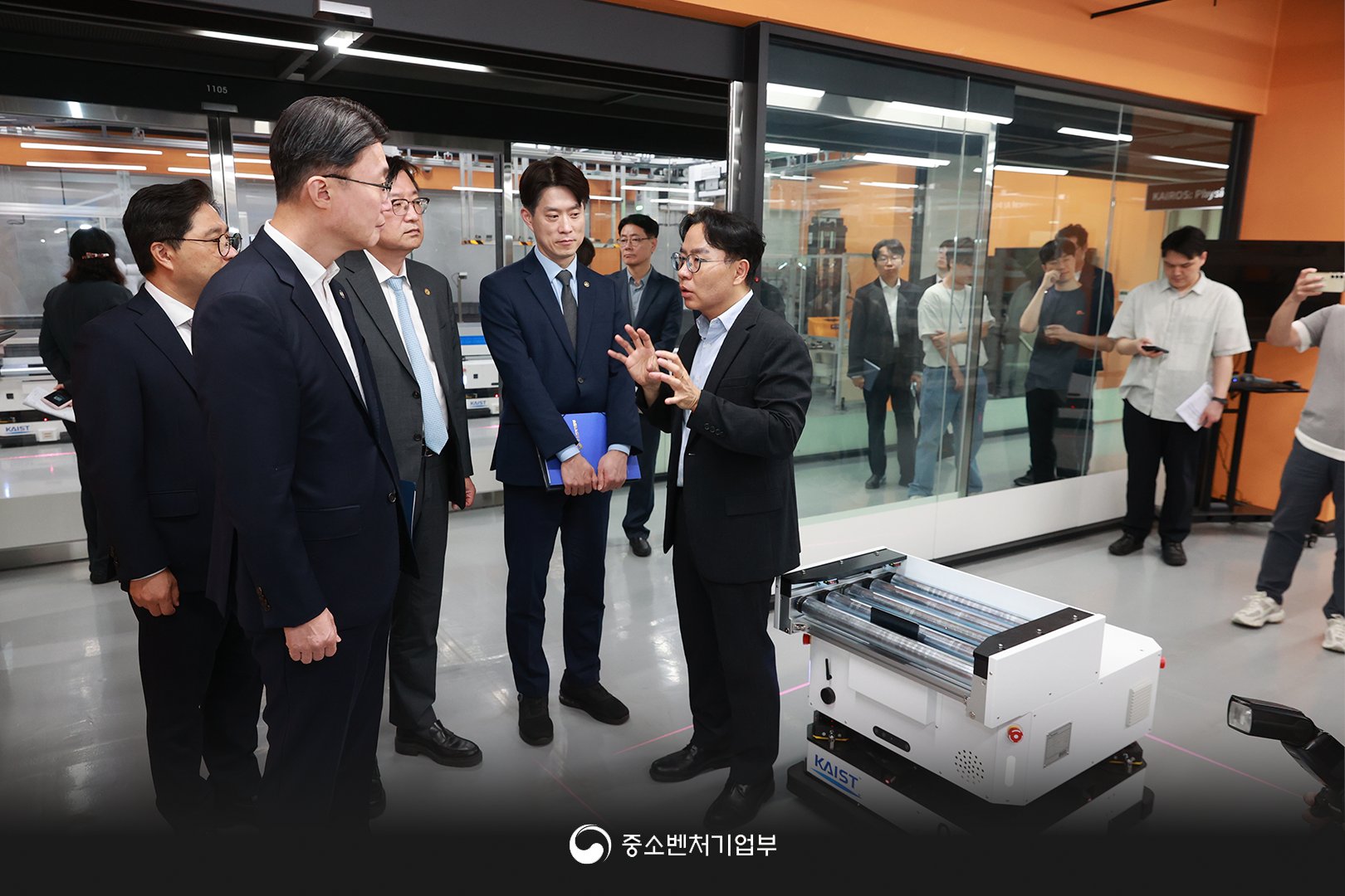 중기부-과기정통부, KAIST 피지컬AI 실증랩 방문…중소제조 현장 확산 협력 1 중기부-과기정통부, KAIST 피지컬AI 실증랩 방문…중소제조 현장 확산 협력